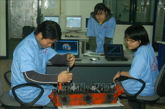 Nhóm sinh viên Khoa Động lực, Trường Đại học Bách khoa Hà Nội nghiên cứu, cải tiến động cơ đốt trong, hưởng ứng phong trào nghiên cứu khoa học và sáng tạo trong sinh viên. Ảnh: Ngô Lịch – TTXVN