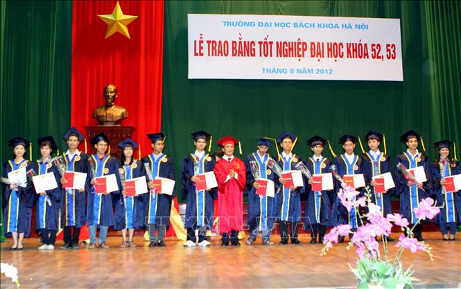 Các sinh viên giỏi tiêu biểu khóa 52, Trường Đại học Bách khoa Hà Nội, nhận bằng tốt nghiệp trong lễ trao bằng ngày 17/8/2012. Ảnh: Bích Ngọc – TTXVN