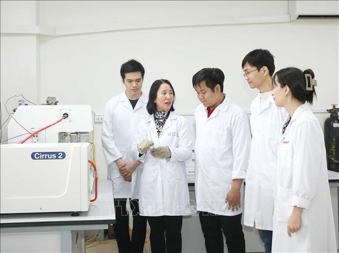 Giáo sư, Tiến sĩ Lê Minh Thắng, giảng viên Bộ môn Công nghệ Hữu cơ – Hóa dầu, Viện Kỹ thuật Hóa học, Trường Đại học Bách khoa Hà Nội, hướng dẫn sinh viên trong phòng thí nghiệm. Bà được trao Giải thưởng Kovalevskaia năm 2022 với các nghiên cứu về xúc tác xử lý môi trường và hóa học bền vững. Ảnh: Phương Hoa – TTXVN