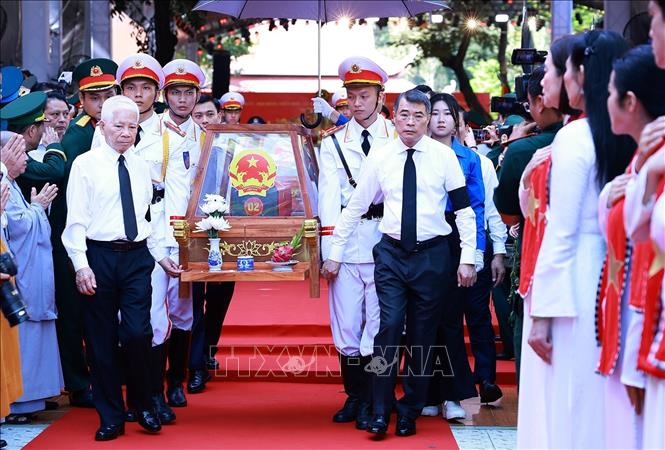 Thủ tướng Lê Minh Hưng và nguyên Ủy viên Bộ Chính trị, nguyên Chủ tịch nước Nguyễn Minh Triết cùng các đại biểu đưa hài cốt các Anh hùng liệt sĩ rời Công viên Lê Thị Riêng. Ảnh: Dương Giang – TTXVN 
