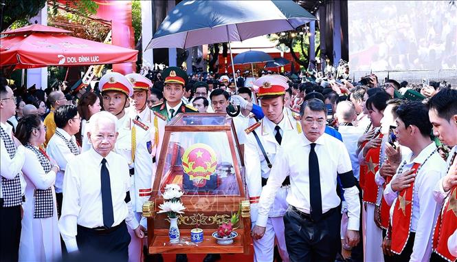 Thủ tướng Lê Minh Hưng và nguyên Ủy viên Bộ Chính trị, nguyên Chủ tịch nước Nguyễn Minh Triết cùng các đại biểu đưa hài cốt các Anh hùng liệt sĩ rời Công viên Lê Thị Riêng. Ảnh: Dương Giang – TTXVN 
