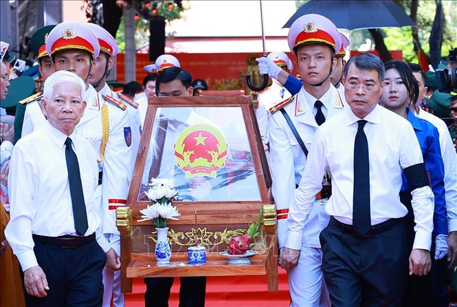 Thủ tướng Lê Minh Hưng và nguyên Ủy viên Bộ Chính trị, nguyên Chủ tịch nước Nguyễn Minh Triết cùng các đại biểu đưa hài cốt các Anh hùng liệt sĩ rời Công viên Lê Thị Riêng. Ảnh: Dương Giang – TTXVN 
