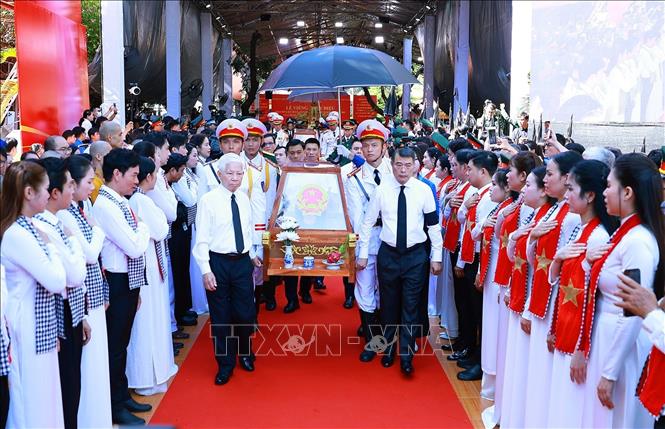 Thủ tướng Lê Minh Hưng và nguyên Ủy viên Bộ Chính trị, nguyên Chủ tịch nước Nguyễn Minh Triết cùng các đại biểu đưa hài cốt các Anh hùng liệt sĩ rời Công viên Lê Thị Riêng. Ảnh: Dương Giang – TTXVN 

