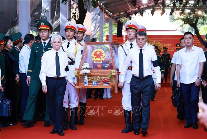 Thủ tướng Lê Minh Hưng và nguyên Ủy viên Bộ Chính trị, nguyên Chủ tịch nước Nguyễn Minh Triết cùng các đại biểu đưa hài cốt các Anh hùng liệt sĩ rời Công viên Lê Thị Riêng. Ảnh: Dương Giang – TTXVN 
