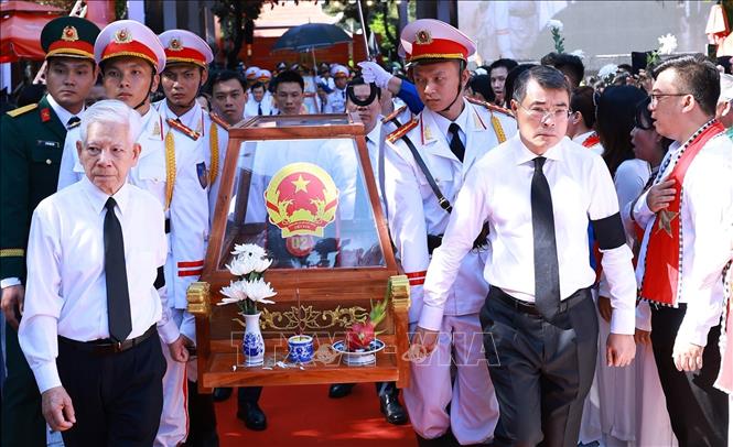 Thủ tướng Lê Minh Hưng và nguyên Ủy viên Bộ Chính trị, nguyên Chủ tịch nước Nguyễn Minh Triết cùng các đại biểu đưa hài cốt các Anh hùng liệt sĩ rời Công viên Lê Thị Riêng. Ảnh: Dương Giang – TTXVN 
