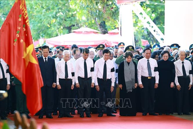 Thủ tướng Lê Minh Hưng và các đại biểu viếng các Anh hùng liệt sĩ được tìm kiếm, quy tập tại Công viên văn hóa Lê Thị Riêng. Ảnh: Dương Giang – TTXVN 