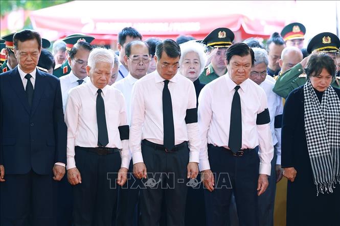 Thủ tướng Lê Minh Hưng và các đại biểu viếng các Anh hùng liệt sĩ được tìm kiếm, quy tập tại Công viên văn hóa Lê Thị Riêng. Ảnh: Dương Giang – TTXVN 