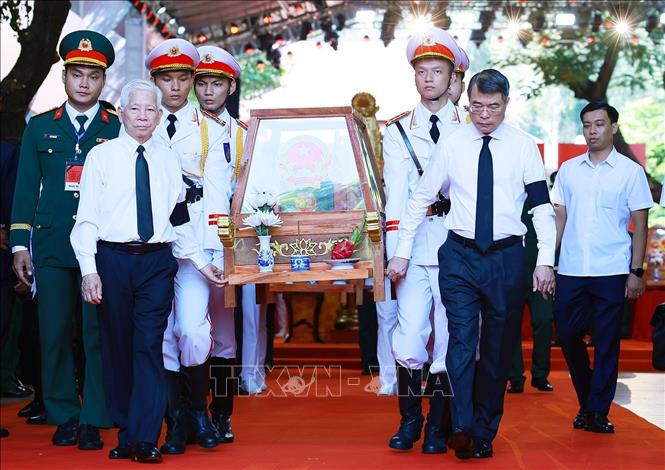 Thủ tướng Lê Minh Hưng và nguyên Ủy viên Bộ Chính trị, nguyên Chủ tịch nước Nguyễn Minh Triết cùng các đại biểu đưa hài cốt các Anh hùng liệt sĩ rời Công viên Lê Thị Riêng. Ảnh: Dương Giang – TTXVN