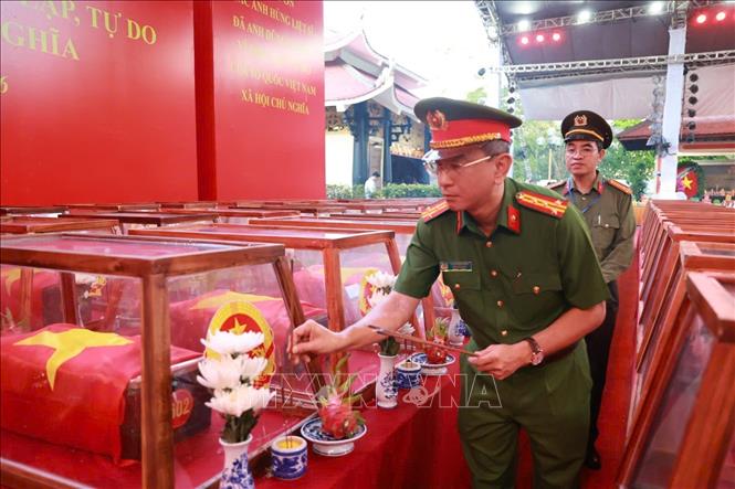 Cán bộ, chiến sĩ lực lượng vũ trang thắp hương tưởng niệm các anh hùng liệt sĩ lần cuối trước khi đưa hài cốt các Anh rời Công viên Lê Thị Riêng về Nghĩa trang liệt sĩ Thành phố Hồ Chí Minh. Ảnh: Dương Giang – TTXVN 