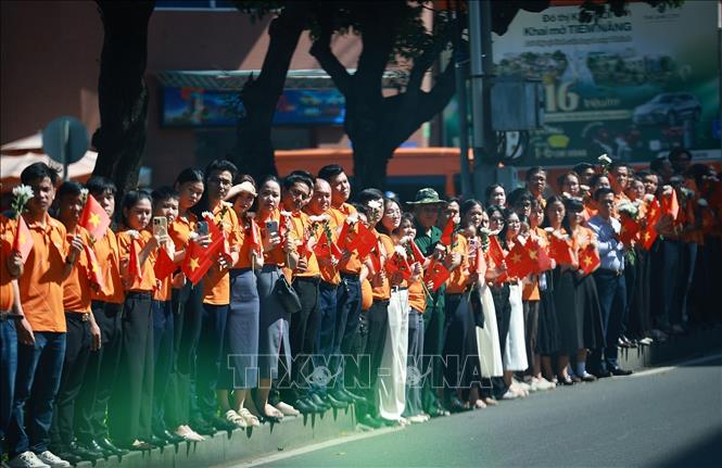 Đông đảo nhân dân Thành phố Hồ Chí Minh với nhành hoa trắng trên tay đưa tiễn hài cốt các Anh hùng liệt sĩ về Nghĩa trang liệt sĩ Thành phố Hồ Chí Minh. Ảnh: Dương Giang – TTXVN