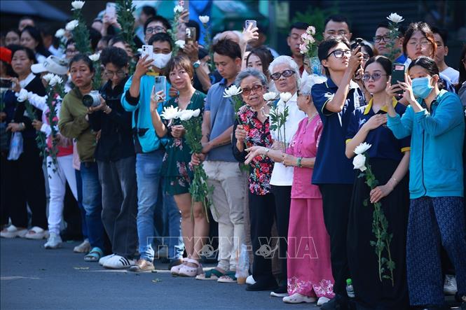 Đông đảo nhân dân Thành phố Hồ Chí Minh với nhành hoa trắng trên tay đưa tiễn hài cốt các Anh hùng liệt sĩ về Nghĩa trang liệt sĩ Thành phố Hồ Chí Minh. Ảnh: Dương Giang – TTXVN