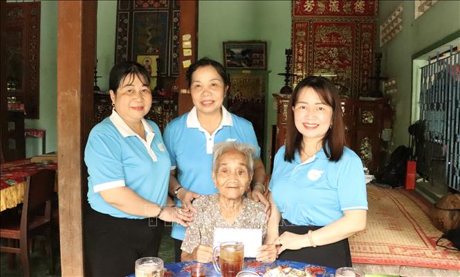Hội Liên hiệp Phụ nữ xã Lương Hoà Lạc tri ân bà Nguyễn Thị Cơ, 99 tuổi, ấp Thanh Đăng, xã Lương Hoà Lạc, Đồng Tháp. Ảnh: Hồng Nhung - TTXVN