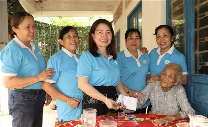 Hội Liên hiệp Phụ nữ xã Lương Hoà Lạc tri ân bà Nguyễn Thị Thu Vân, 88 tuổi, ấp Trường Xuân, xã Lương Hoà Lạc, Đồng Tháp. Ảnh: Hồng Nhung - TTXVN