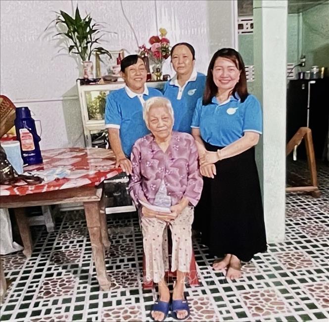 Hội Liên hiệp Phụ nữ xã Lương Hoà Lạc tri ân bà Nguyễn Thị Sương, ấp Bình Long, xã Lương Hoà Lạc, Đồng Tháp. Ảnh: Hồng Nhung - TTXVN