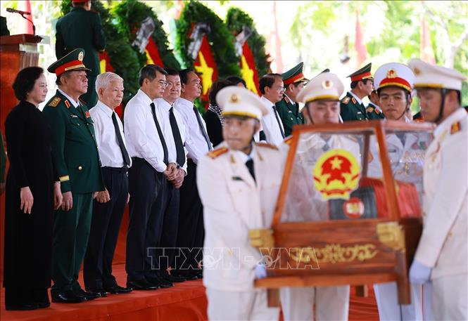 Thủ tướng Lê Minh Hưng cùng lãnh đạo, nguyên lãnh đạo Đảng, Nhà nước dự lễ an táng hài cốt liệt sĩ được tìm kiếm, quy tập tại Công viên văn hóa Lê Thị Riêng về Nghĩa trang liệt sĩ Thành phố Hồ Chí Minh. Ảnh: Dương Giang – TTXVN
