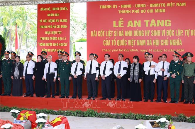 Thủ tướng Lê Minh Hưng cùng các lãnh đạo, nguyên lãnh đạo Đảng, Nhà nước dự lễ an táng hài cốt liệt sĩ được tìm kiếm, quy tập tại Công viên văn hóa Lê Thị Riêng về Nghĩa trang liệt sĩ Thành phố Hồ Chí Minh. Ảnh: Dương Giang – TTXVN
