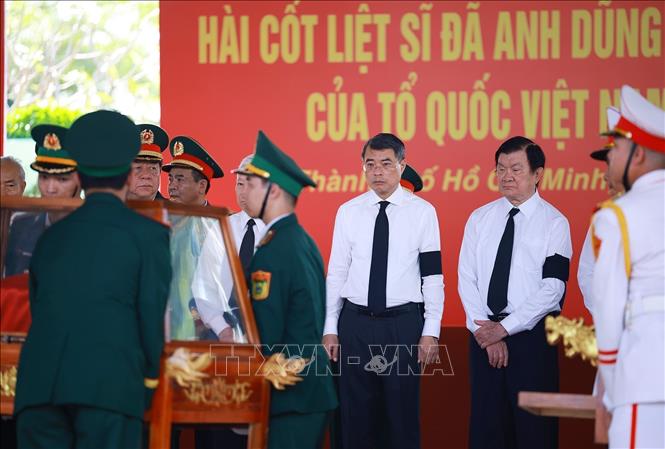 Thủ tướng Lê Minh Hưng cùng các lãnh đạo, nguyên lãnh đạo Đảng, Nhà nước dự lễ an táng hài cốt liệt sĩ được tìm kiếm, quy tập tại Công viên văn hóa Lê Thị Riêng về Nghĩa trang liệt sĩ Thành phố Hồ Chí Minh. Ảnh: Dương Giang – TTXVN
