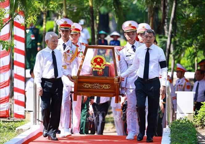 Thủ tướng Lê Minh Hưng và nguyên Chủ tịch nước Nguyễn Minh Triết đưa hài cốt liệt sĩ về Nghĩa trang liệt sĩ Thành phố Hồ Chí Minh. Ảnh: Dương Giang – TTXVN
