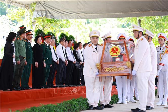 Thủ tướng Lê Minh Hưng cùng các lãnh đạo, nguyên lãnh đạo Đảng, Nhà nước dự lễ an táng hài cốt liệt sĩ tại Nghĩa trang liệt sĩ Thành phố Hồ Chí Minh. Ảnh: Dương Giang – TTXVN
