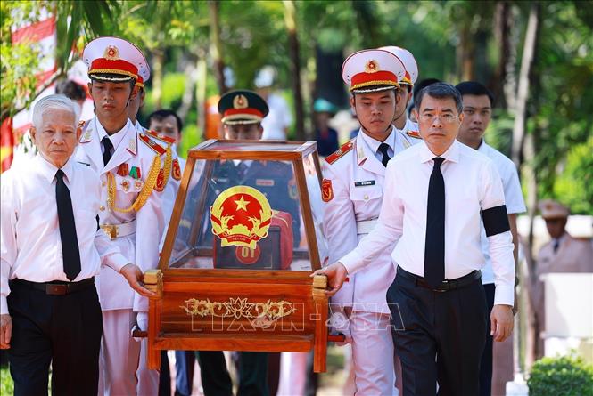 Thủ tướng Lê Minh Hưng và nguyên Chủ tịch nước Nguyễn Minh Triết đưa hài cốt liệt sĩ về Nghĩa trang liệt sĩ Thành phố Hồ Chí Minh. Ảnh: Dương Giang – TTXVN
