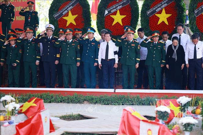 Đại biểu dự lễ an táng hài cốt liệt sĩ tại Nghĩa trang liệt sĩ Thành phố Hồ Chí Minh ở phường Long Bình. Ảnh: Dương Giang – TTXVN