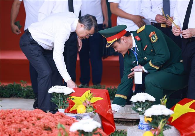 Thủ tướng Lê Minh Hưng thắp hương phần mộ liệt sĩ được an táng tại Nghĩa trang liệt sĩ Thành phố Hồ Chí Minh. Ảnh: Dương Giang – TTXVN
