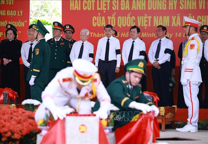 Thủ tướng Lê Minh Hưng cùng các lãnh đạo, nguyên lãnh đạo Đảng, Nhà nước dự lễ an táng hài cốt liệt sĩ được tìm kiếm, quy tập tại Công viên văn hóa Lê Thị Riêng về Nghĩa trang liệt sĩ Thành phố Hồ Chí Minh. Ảnh: Dương Giang – TTXVN