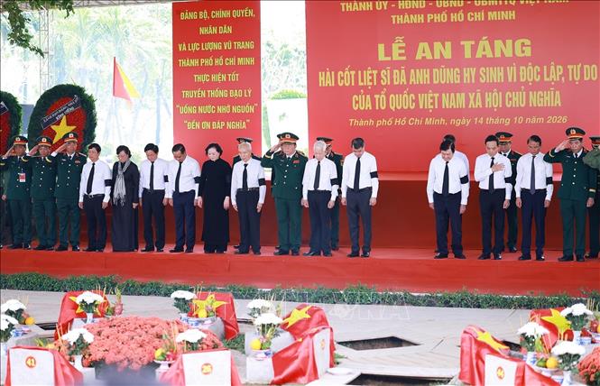 Thủ tướng Lê Minh Hưng cùng lãnh đạo, nguyên lãnh đạo Đảng, Nhà nước dự lễ an táng hài cốt liệt sĩ được tìm kiếm, quy tập tại Công viên văn hóa Lê Thị Riêng về Nghĩa trang liệt sĩ Thành phố Hồ Chí Minh. Ảnh: Dương Giang – TTXVN
