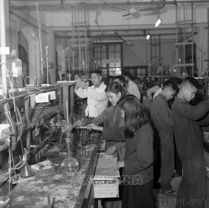 Sinh viên năm thứ nhất trường Đại học Tổng hợp thực hành tại phòng thí nghiệm (1957). Ảnh: Vũ Tín - TTXVN