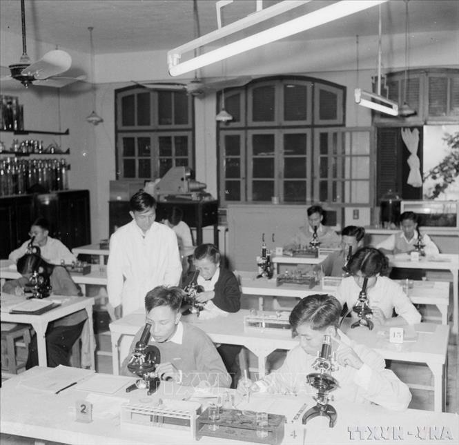 Sinh viên năm thứ nhất trường Đại học Tổng hợp thực hành tại phòng thí nghiệm (1960). Ảnh: Minh Trường - TTXVN