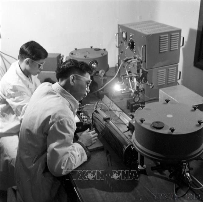 Cán bội và sinh viên trường Đại học Tổng hợp nghiên cứu, phân tích định lượng các loại thép và hợp kim (1963). Ảnh: Vũ Tín - TTXVN