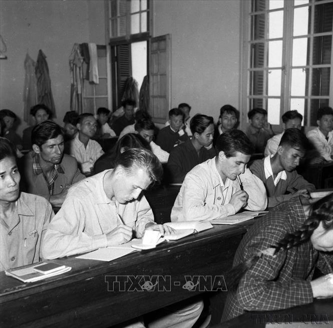 Sinh viên các nước Xã hội chủ nghĩa theo học ngành Văn - Sử - Địa của trường Đại học Tổng hợp (1960). Ảnh: Minh Trường - TTXVN