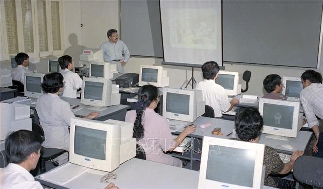 Viện Đào tạo Công nghệ thông tin (Đại học Quốc gia Hà Nội) mở khóa hướng dẫn đặc biệt đầu tiên cho 35 cán bộ các tỉnh về quản lý và khai thác thông tin trên mang internet (1998) Ảnh: Thế Thuần - TTXVN