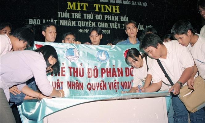 Sinh viên Đai học Quốc gia Hà Nội mít tinh hưởng ứng phản đối đạo luật nhân quyền Việt Nam của Mỹ (2001). Ảnh: Hoàng Hải - TTXVN