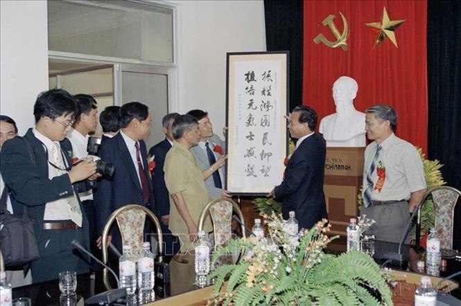 Tổng Bí thư Lê Khả Phiêu thăm Đại học quốc gia Hà Nội nhân dịp khai giảng năm học 2000 - 2001, ngày 19/8/2000. Ảnh: Cao Phong – TTXVN