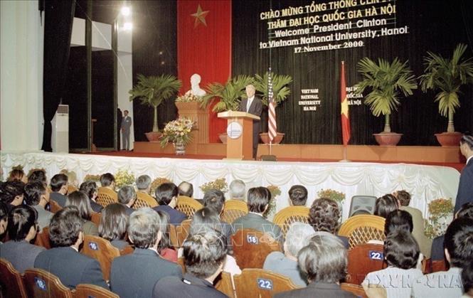 Tổng thống Hoa Kỳ Bill Clinton đến thăm, nói chuyện với cán bộ, giảng viên và sinh viên trường Đại học Quốc gia Hà Nội, nhân chuyến thăm chính thức Việt Nam, ngày 17/11/2000. Ảnh: Trọng Nghiệp - TTXVN