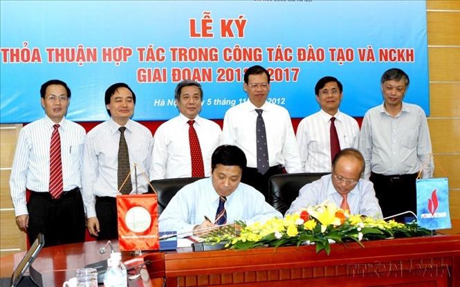  Tổng Giám đốc Tập đoàn Dầu khí Việt Nam Đỗ Văn Hậu (bên phải) và Giám đốc Đại học Quốc gia Hà Nội Mai Trọng Nhuận ký thoả thuận hợp tác trong công tác đào tạo và nghiên cứu khoa học giai đoạn 2012 – 2017. Ảnh: Quý Trung - TTXVN