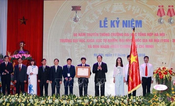 Chủ tịch nước Trần Đại Quang trao tặng Huân chương Hồ Chí Minh cho nhà trường tại Lễ kỷ niệm 60 năm Ngày truyền thống trường Đại học Tổng hợp Hà Nội – trường Đại học Khoa học Tự nhiên, Đại học Quốc gia Hà Nội (1956 - 2016). Ảnh: Quý Trung – TTXVN