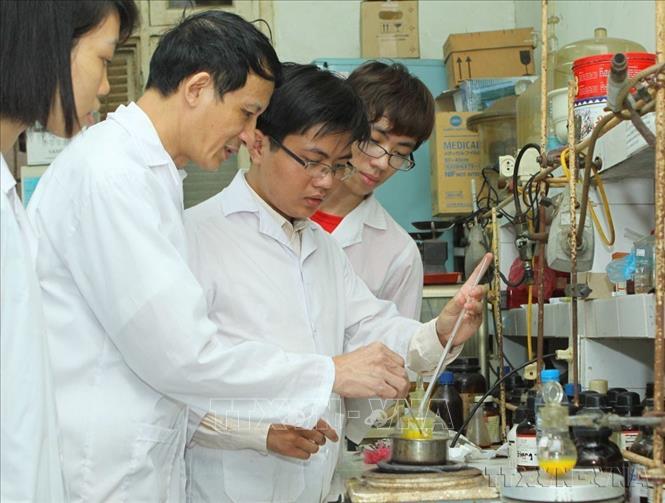 Chương trình đào tạo cử nhân ngành Hóa của Trường Đại học Khoa học tự nhiên (Đại học Quốc gia Hà Nội) đạt tiêu chuẩn mạng lưới các trường đại học khối ASEAN (AUN-QA) năm 2012. Trong ảnh: Sinh viên Khoa Hóa của Đại học KHTN làm thí nghiệm tổng hợp hữu cơ. Ảnh: Bích Ngọc - TTXVN
