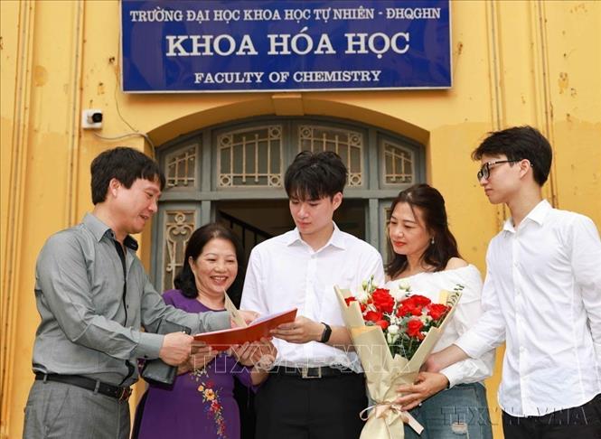 Gia đình, người thân chia sẻ niềm vui ngày nhận bằng cử nhân tốt nghiệp xuất sắc của sinh viên Hoàng Minh Quân, Khoa Hóa học, Trường Đại học Khoa học Tự nhiên (Đại học Quốc gia Hà Nội). Ảnh: Thanh Tùng - TTXVN