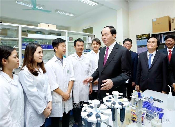 Chủ tịch nước Trần Đại Quang nói chuyện với sinh viên thực hành trong phòng thí nghiệm của nhà trường tại Lễ kỷ niệm 60 năm truyền thống trường Đại học Tổng hợp Hà Nội – trường Đại học Khoa học tự nhiên, Đại học Quốc gia Hà Nội (2016). Ảnh: An Đăng - TTXVN