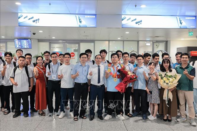 Ban giám hiệu Trường THPT chuyên Khoa học Tự nhiên (Trường Đại học KHTN - ĐHQG Hà Nội) cùng thầy cô, bạn bè và người thân chúc mừng Nguyễn Đình Tùng (lớp 12, Trường THPT chuyên Khoa học Tự nhiên) đạt huy chương Vàng tại Kỳ thi Olympic Toán học Quốc tế (IMO) 2026. Ảnh: Lê Đông - TTXVN