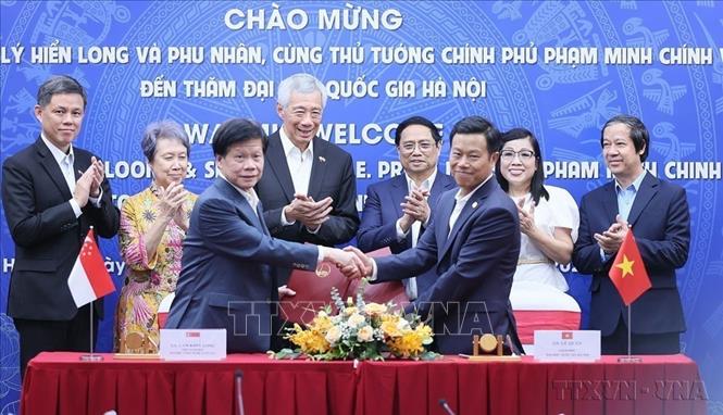 Thủ tướng Phạm Minh Chính và Phu nhân cùng Thủ tướng Singapore Lý Hiển Long và Phu nhân chứng kiến lễ ký giữa Đại học Quốc gia Hà Nội và Đại học Công nghệ Namyang (29/8/2023). Ảnh: Dương Giang-TTXVN