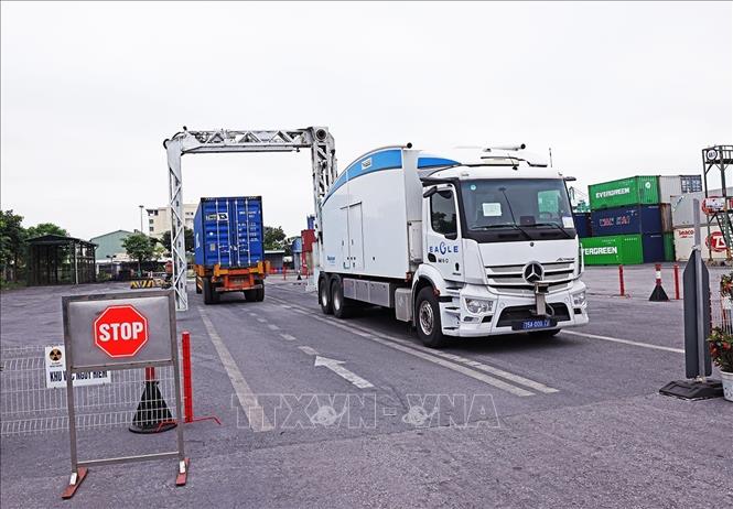 Kiểm tra hàng nhập khẩu bằng thiết bị soi chiếu container chuyên dụng, không cần mở niêm phong hay dỡ hàng hóa tại cảng Hải Phòng, thành phố Hải Phòng. Ảnh: Vũ Sinh - TTXVN