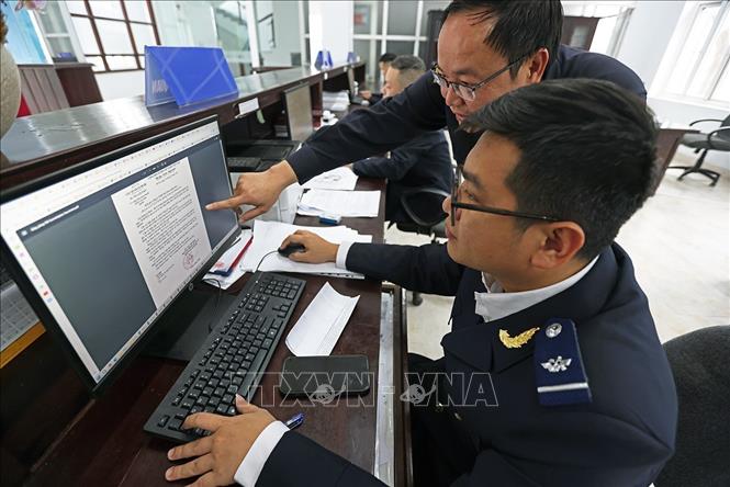 Hoạt động nghiệp vụ của công chức hải quan trên hệ thống VNACCS/VCIS. Ảnh: Vũ Sinh - TTXVN