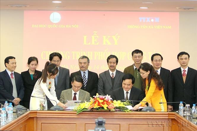 Tổng Giám đốc Thông tấn xã Việt Nam Nguyễn Đức Lợi và Giám đốc Đại học Quốc gia Hà Nội Phùng Xuân Nhạ ký kết Chương trình phối hợp công tác giữa hai đơn vị (2014). Ảnh: An Đăng - TTXVN