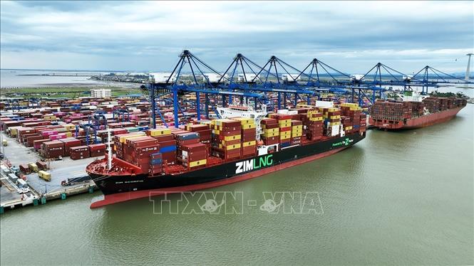 Hàng hoá xuất nhập khẩu qua Cảng Lạch Huyện, thành phố Hải Phòng. Ảnh: Vũ Sinh - TTXVN
