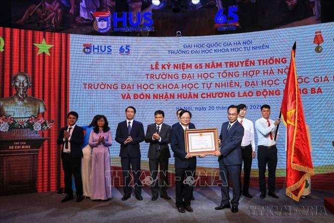 Thừa ủy quyền của Chủ tịch nước, Thứ trưởng Bộ Giáo dục và Đào tạo Hoàng Minh Sơn trao Huân chương Lao động hạng Ba cho đại diện lãnh đạo trường Đại học Tự nhiên (Đại học Quốc gia Hà Nội) tại Lễ kỷ niệm 65 năm Truyền thống của trường (20/11/2021). Ảnh: Tuấn Anh - TTXVN