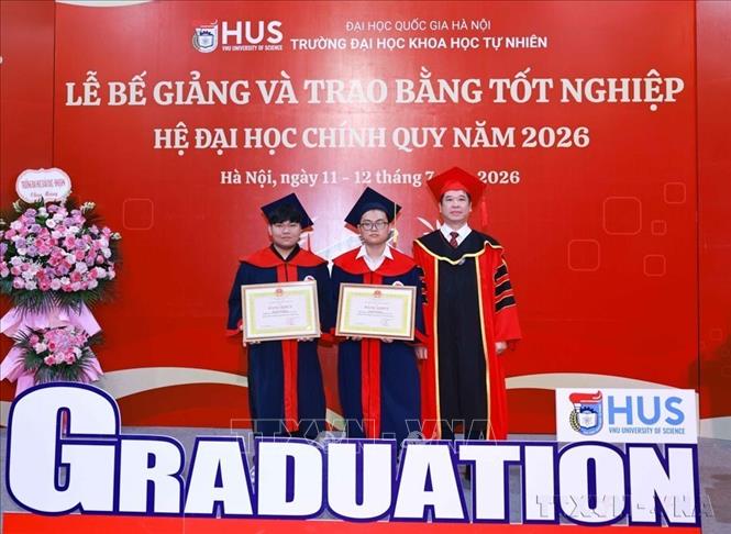 Sinh viên xuất sắc Khoa Hóa học vinh dự nhận Bằng khen của Giám đốc Đại học Quốc gia Hà Nội tại Lễ Bế giảng và Trao bằng tốt nghiệp Hệ đại học chính quy năm 2026. Ảnh: Thanh Tùng - TTXVN