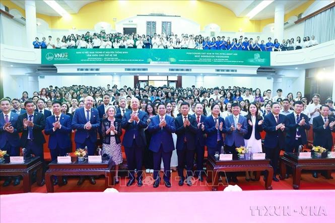 Thủ tướng Phạm Minh Chính và Giáo sư Klaus Schwab, Chủ tịch sáng lập Diễn đàn Kinh tế thế giới (WEF) giao lưu với sinh viên Đại học Quốc gia Hà Nội, với chủ đề “Định vị Việt Nam trong kỷ nguyên công nghệ thông minh - Tầm nhìn cho thế hệ trẻ” (7/10/2024). Ảnh: Dương Giang-TTXVN